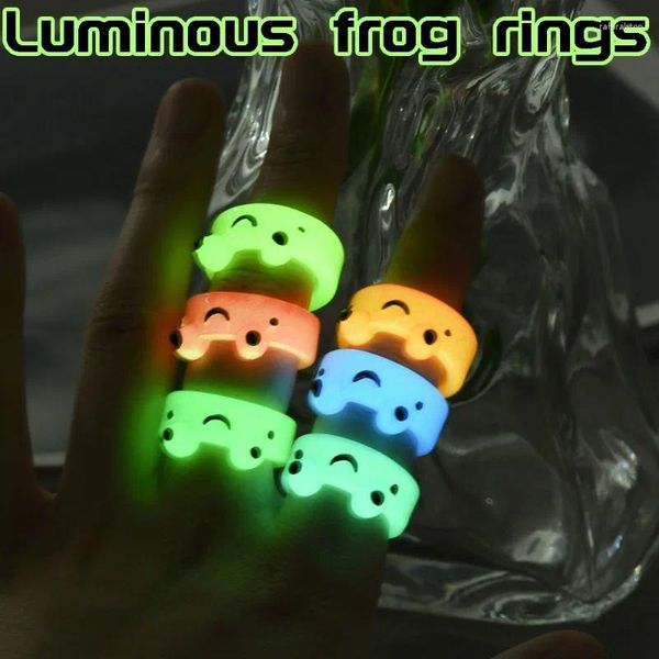 Bagues de cluster drôle lumineux grenouille anneau coloré animal résine acrylique pour femmes hommes enfant mélange couleur lueur dans les cadeaux de fête bijoux sombres