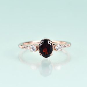 Bagues de cluster Gem's Beauty 14K Or jaune rempli pour femmes Bijoux fins 925 Sterling Silver Luxe Oval Cut Garnet Solitaire