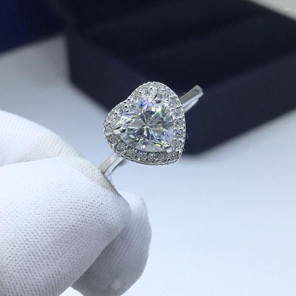 Bagues de cluster Geoki 925 Sterling Silver Test de diamant réussi Coupe parfaite 1ct D Couleur VVS1 Moissanite Bague en forme de coeur Cadeau de mariage de luxe