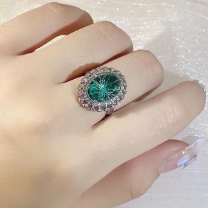 Bagues de cluster Green Emerald Gemstone Engagement Mariage Promesse Bague Mode Argent Couleur Bijoux de fête pour les femmes
