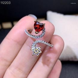 Bagues en grappe Bague en grenat rouge naturel de style coeur avec fleur pour les femmes Ornement en argent véritable 925 Date d'amour Cadeau Anniversaire redimensionnable