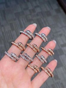 Clusterringen Hot verkopen Nieuwe 925 Sterling Silver Smooth Snake Bone Ring Ladies Persony Trend Luxury Brand Juwelier Paar Cadeau T240524