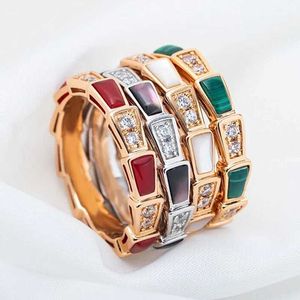 Clusterringen Hot verkopen Persony Rose Gold Natural Stone Snake Bone Ring Dames Mode Trend Luxury Brand Juwelier Paar Cadeau T240524