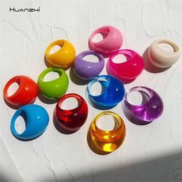 Anillos de racimo Huanzhi 2023 Colorido Resina clara Oval Acrílico Gotas de agua Forma para mujeres Niñas Viajes Joyería de verano