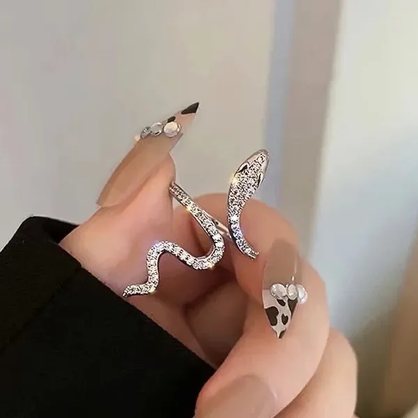 Anillos de racimo Huitan Chic Serpiente con deslumbrante circonio cúbico para mujeres Accesorios de dedo de moda Ly Diseñado Joyería Animal
