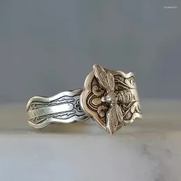 Anneaux de cluster Huitan Délicat Femelle Vintage Style Bee Bague pour la fête rétro Bijoux de doigt métallique Exquis Accessoires d'insectes Cadeau