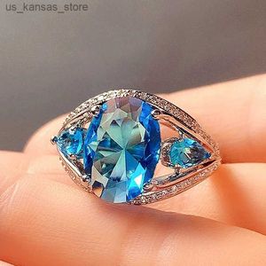 Cluster Anneaux Huitan Magnifique Big Oval Blue CZ Anneaux For Women Novel Design Elegant Female Accessoires Anniversaire Party Rings Bijoux de mode240408