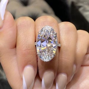 Cluster Rings Huitan Luxe Big Oval Cubic Zirkonia Crystal Women Wedding Accessoires Hoogwaardige zilveren kleurbetrokkenheid Banden sieraden