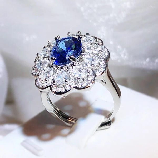 Anillos de racimo en lujo de gama alta Oval Blue Gemstone Apertura Anillo de compromiso de flores 925 Incrustación de plata Joyería de circón para mujeres