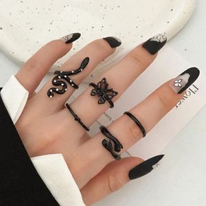 Cluster Ringen IPARAM Zwarte Verf Coating Metalen Set Voor Vrouwen Crystal Snake Vlinder Hart Handen Knuffel Vintage Ring Mode-sieraden