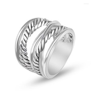 Clusterringen Jade Angel White Gold Ploated Brass Twisted Cable Crossover Collection Ring For Women Men Stijlvol Chic Design Jewelry Accessoire