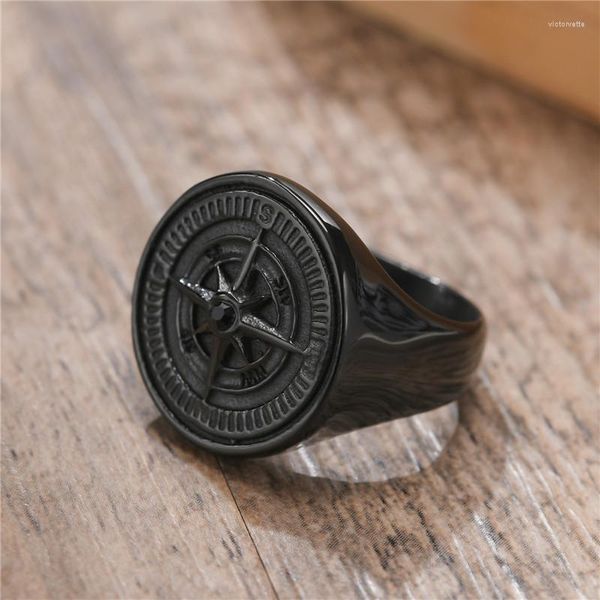 Anillos de racimo KOTiK 2023 Moda Punk Vintage Brújula Anillo de sello masculino Joyería de acero inoxidable negro para hombres Regalos del día de San Valentín