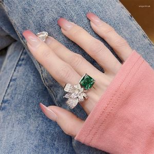 Cluster Ringen Licht Luxe Emerald Zirkoon Verstelbare Boog Ring Vrouwelijke Opening Niche Temperament Vriendinnen Partij Verjaardag Sieraden Cadeau