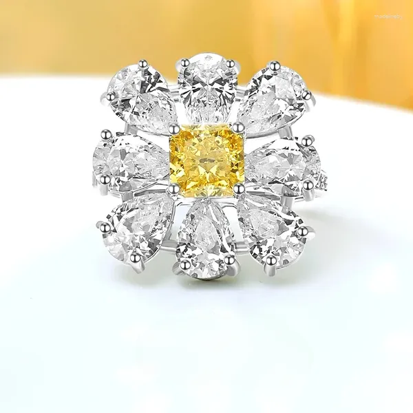 Bagues de cluster Light Luxe Sweet Flower Jaune Diamant 925 Bague en argent sterling sertie de bijoux de mariage à haute teneur en carbone en gros