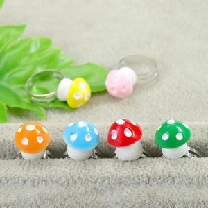 Anneaux de cluster Belle 5pcs / lot dessin animé pour enfants coloré champignon bague enfant bébé fille résine bijoux charme cadeau en gros