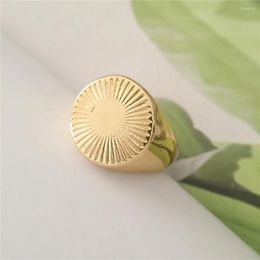 Anillos de racimo Encantador anillo de sello redondo con textura de tiras chapadas en color dorado para mujeres y niñas Elegante accesorio de joyería bonito y elegante