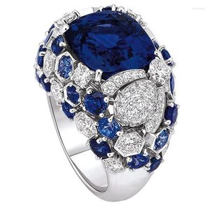 Anillos de racimo Anillo de damas de diamante azul de lujo Joyería de moda fina Cena de fiesta de zafiro Mano elegante noble