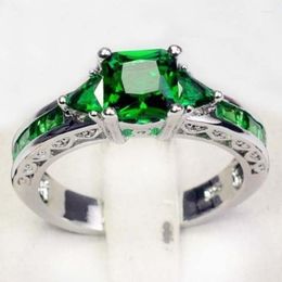 Clusterringen luxe koper verzilverde ambachtelijke ingelegde boetiek groen vierkante zirkon dames eenvoudige reisreceptie ring sieraden