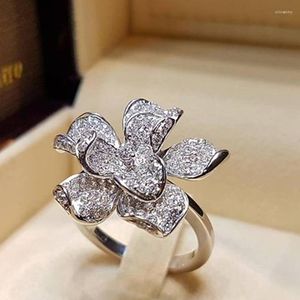 Bagues de grappe de luxe Full CZ Flower Ring pour les femmes 925 Sterling Silver Wedding Bands Aesthetic Party Daily Wear Élégant Accessoire Bijoux