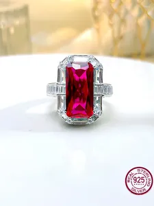 Anneaux de cluster Treasure rouge artificiel rectangulaire de luxe 925 Anneau en argent sterling avec bijoux de mariage émeraude en diamant élevé en carbone