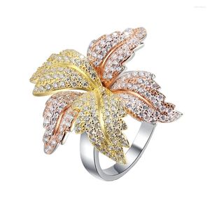 Modelos de anillos de clúster 2024 Autumn Original Design Petal and Leaf Ring para mujeres S925 Silver Electroplated Tri Color Diamond