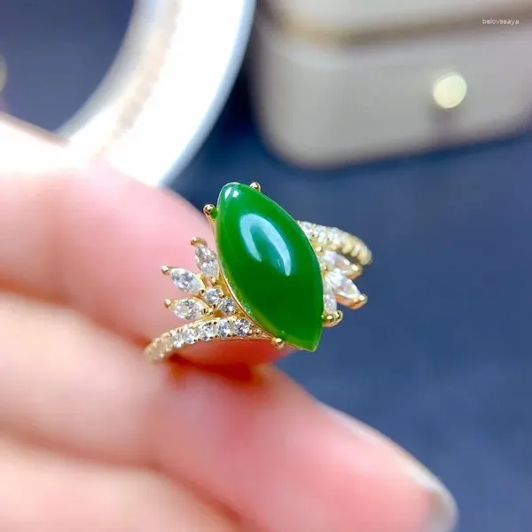 Cluster anneaux naturaux verts en jade verte à la main