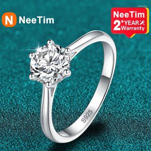 Anillos de racimo NeeTim 0.3CT 4 mm Anillo de diamante Moissanite para mujeres S925 Plata de ley con banda de eternidad chapada en oro de 18 quilates Fiesta de bodas