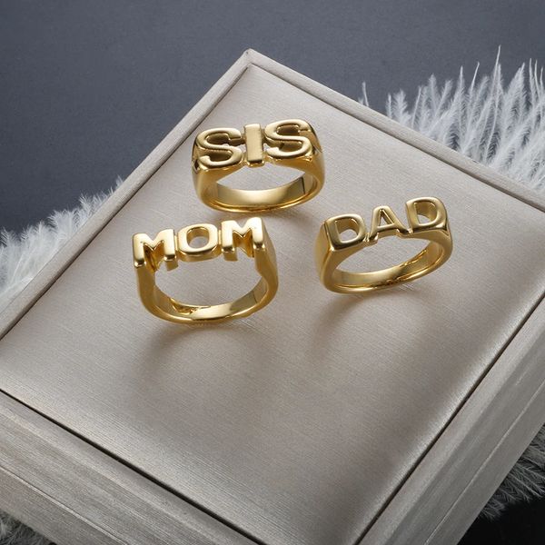 Anillos de racimo Nueva moda Chapado en oro Letra brillante Anillo de acero inoxidable para hombres Mamá SIS Papá Joyería polaca de alta calidad Regalo de Navidad 231204