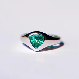 Clusterringen Nisontwerp Driehoek Hart Imitatie Grootmoeder Smaragd Voor Dames Licht Luxe Mode Eenvoud Effen Ring Open