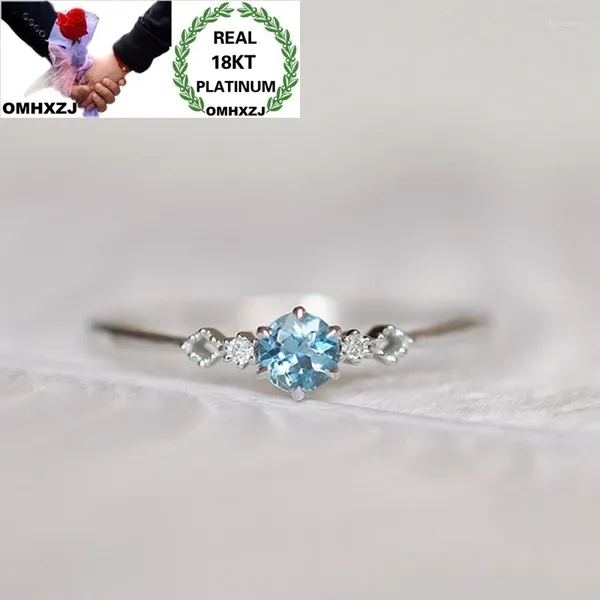 Anillos de racimo OMHXZJ Venta al por mayor Moda europea Mujer Chica Fiesta Cumpleaños Regalo de boda Simple Topacio Azul AAA Zircon 18KT Anillo de oro blanco