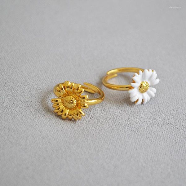 Bagues de cluster Design original sont en laiton plaqué or délicat tournesol doré petites fleurs de marguerite ouvrant l'anneau réglable
