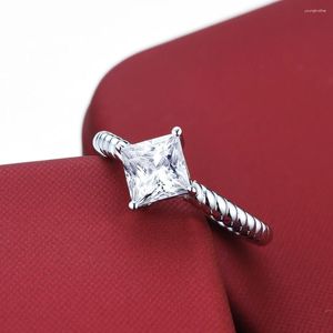 Clusterringen Princess Square Cut Moissanite Ring Plated 18K White Gold 925 Sterling Silver Wedding hoogwaardige luxe sieraden