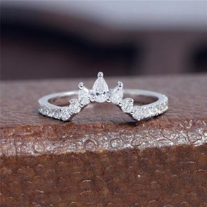 Anillos de racimo RandH 18K Oro blanco sólido Corona Eternity Dainty Moissanite Anillo Ajuste Pera Media banda Curva Vintage Apilable para WomenClus