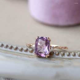 Cluster Ringen Romantisch en Elegant Lavendel Kristal Voor Vrouwen Kleine Vierkante Golf Ontwerp Licht Luxe Verlovingssieraden Verstelbaar