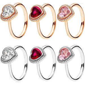 Bagues de cluster Rose Gold Sparkling Love Heart Glamour avec cristal rose rouge pour femmes 925 Sterling Silver Ring Cadeau Bijoux