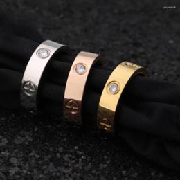 Clusterringen RUIYI 2023 Fashion Rose Gold Titanium Steel Band Diamond Ring Is Geschikt voor het geven van geschenken aan vrouwen en mannen Huwelijk