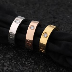 Les anneaux de cluster Ruiyi Rose Steel Band Diamond conviennent pour offrir des cadeaux au mariage des femmes et des hommes