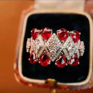 Anillos de racimo RUZZALLATI Trendy Lab Ruby Stone Color plata para mujeres Damas Red Crystal Wedding Lady Ring Vintage Party Jewelry