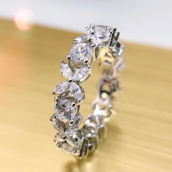 Anillos de racimo S925 Juego completo de anillos de diamantes chapados en plata Pequeña fila rota XO Corte redondo de oliva para mujeres