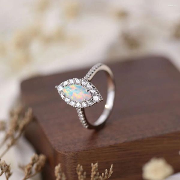 Bagues de cluster S925 Argent Blanc Opal Femmes Olive Bague Femelle Vintage Zircon Design Platine Plaqué Bijoux De Luxe Cadeau Lady Party