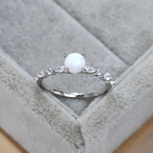 Cluster ringen S925 Sterling Silver Simple Luxury Opal Gem Diamond Elegante persoonlijkheidsbestrijdingsring