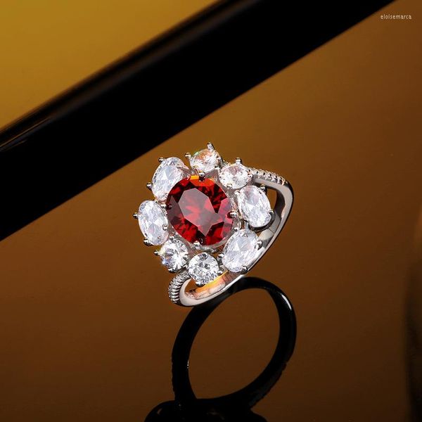 Bagues de cluster S925 Sterling Silver Simulé Délicat Ruby Crowd Premium Diamond Bague Femmes Élégant Mode Engagement Bijoux De Mariage Cadeau