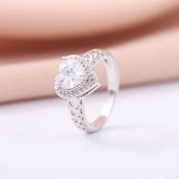 Bagues de cluster vente mode évidé coeur bague personnalité incrustée rose zircon princesse luxe femme