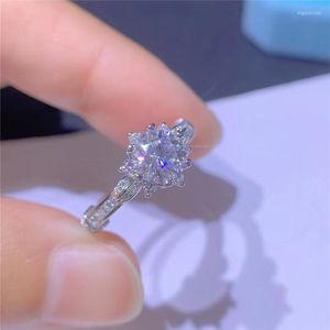 Clusterringen Silver Round Cut 1 D kleur diamanttest doorgegeven uitstekend VVS1 Moissanite Royal Ring Design Wedding 925 sieraden