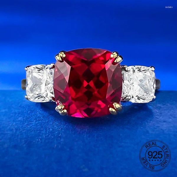 Anillos de clúster Simple Tres circones Diseño 9x9 mm Ruby Ruby High Carbon Diamond 925 Silver Silver Ring para mujeres