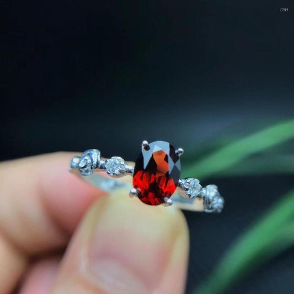 Anillos de racimo Anillo de piedras preciosas de granate rojo vino simple con plata para mujer Adorno Regalo de aniversario de cumpleaños Promoción de precio más bajo