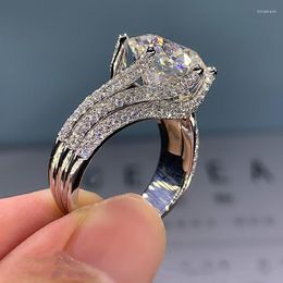 Cluster Ringen Sprankelende Twisted Metal Verzilverd Artisan Inlaid Boutique Witte Zirkoon Dames Eenvoudige Romantisch Reizen Receptie Ring