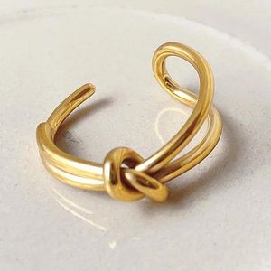 Anneaux de cluster en acier inoxydable coréen simple anneau noué pour femmes fille petite et polyvalente bijoux de banquet en gros