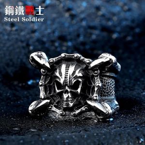 Anillos de clúster Estilo de acero Soldado Skull Skull Dragon Claw Cool Men Ring Fashion Punk Biker Jewelry228i