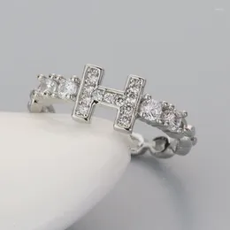 Bagues de cluster Sterling Silver H-Lettre Édition coréenne pour femmes Petite et luxe Mode Index Bague avec design inséré Sentez-vous ouvert